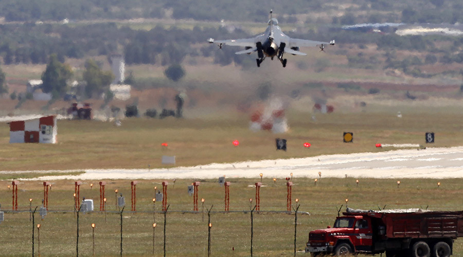 A Turkish F-16 fighter jet