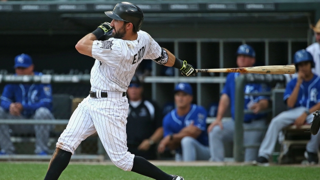 Adam Eaton hits a run-scoring single in the 4th inning against the Kansas City Royals