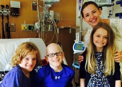 Jennifer Garner visits sick boy