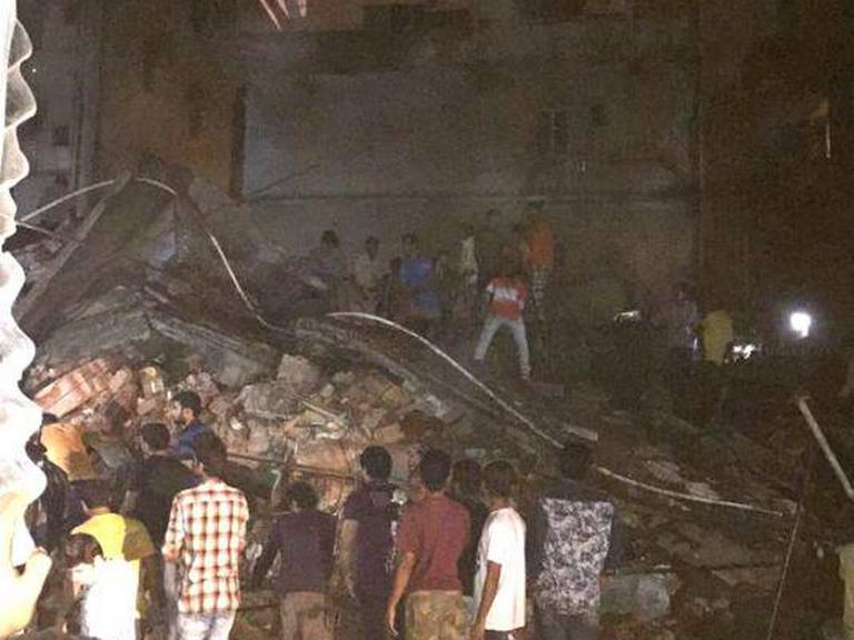 6 killed 10 injured in building collapse in Thane district