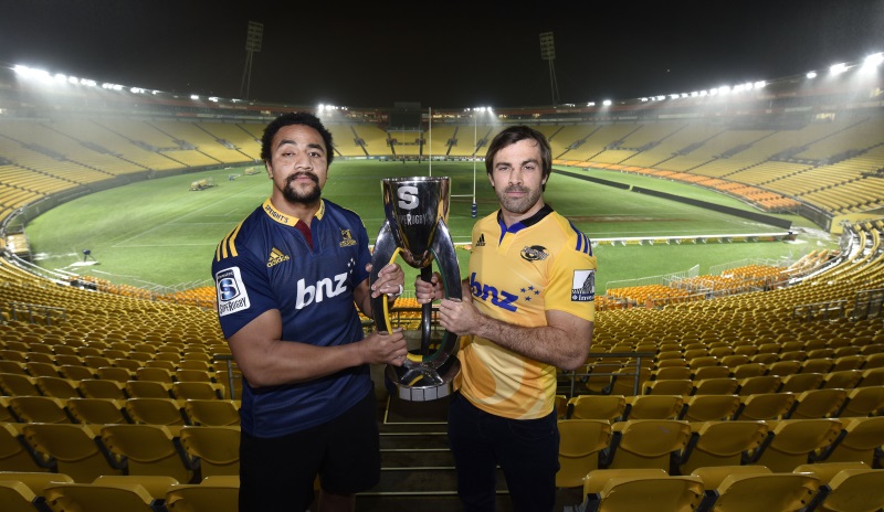 Captain of the Hurricanes Conrad Smith holds the Super 15 trophy with captain of the Highlanders Nasi Manu