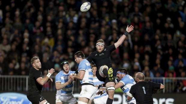 Chaos Kieran Read contests the ball with Argentina's Manuel Carizza