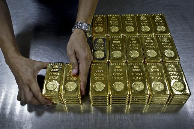 Gold plunges to five-year low on stronger dollar - Gulf Business