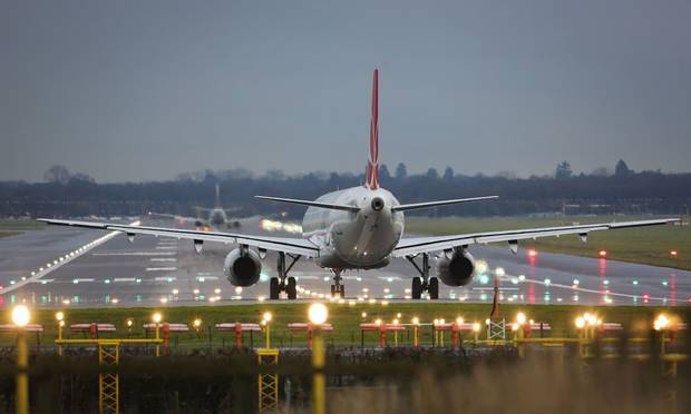 Passenger trying to damage plane cabin during landing - Emirates 24|7