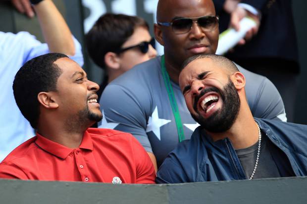 Drake gets a case of the giggles as he cheers on Serena Williams at Wimbledon


What's so funny Drake at Wimbledon