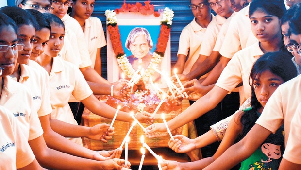 Students of National Model Higher Secondary School and visually-challenged persons paying tributes to former President APJ Abdul Kalam in the city on Tuesday | S KAMALAKANNAN