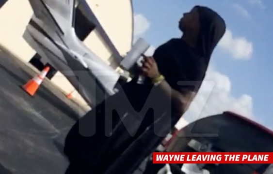 0720-wayne-leaving-plane-tmz-wm-3