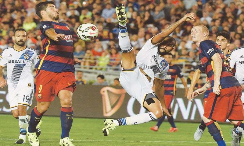 PASADENA: Barcelona’s Luis Suarez chests the ball before scoring during the International Champions Cup match against Los Angeles Galaxy at the
Rose Bowl Stadium.—AFP