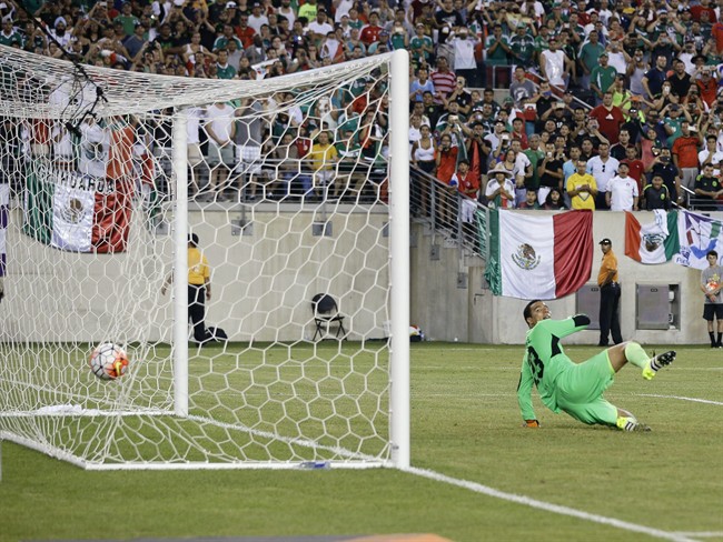 Andres Guardado converted a late penalty to secure Mexico's place in the Gold Cup semi final