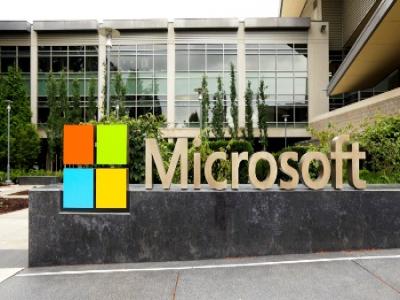 Microsoft cuts jobs in mobile overhaul