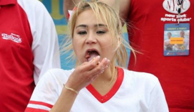 Miki Sudo Champion Defends Hot Dog Eating Championship At Annual Hot Dog Eating Contest