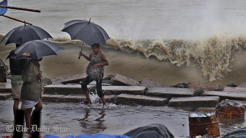 Rain and strong winds lash Chittagong city due to cyclone Komen