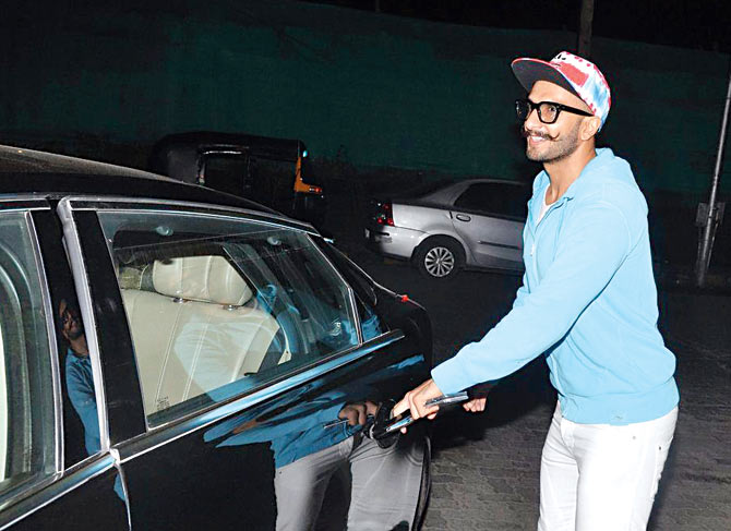 Ranveer Singh gets into the car