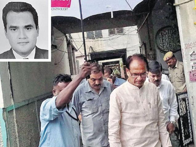 M.P. Chief Minister Shivraj Singh Chouhan
leaves the residence of journalist Akshay Singh, in New Delhi