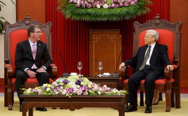 U.S. Secretary of Defense Ash Carter and Vietnam's Communist Party General Secretary Nguyen Phu Trong talk at the party's headquarters in Hanoi