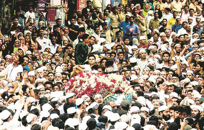 Yakub hanged on his b'day    
                       
        People carry the body of Yakub Memon outside his family residence in Mumbai on Thursday