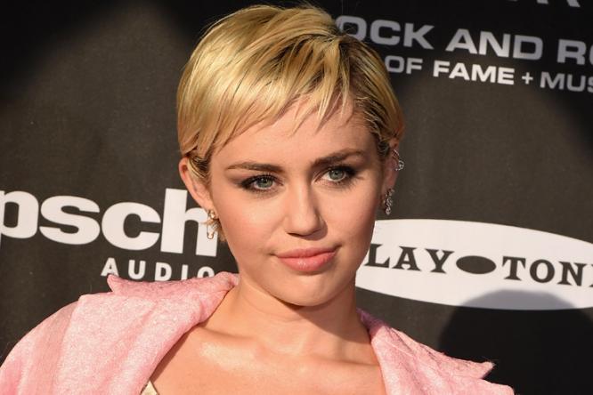 Miley Cyrus Calls Out Taylor Swift!