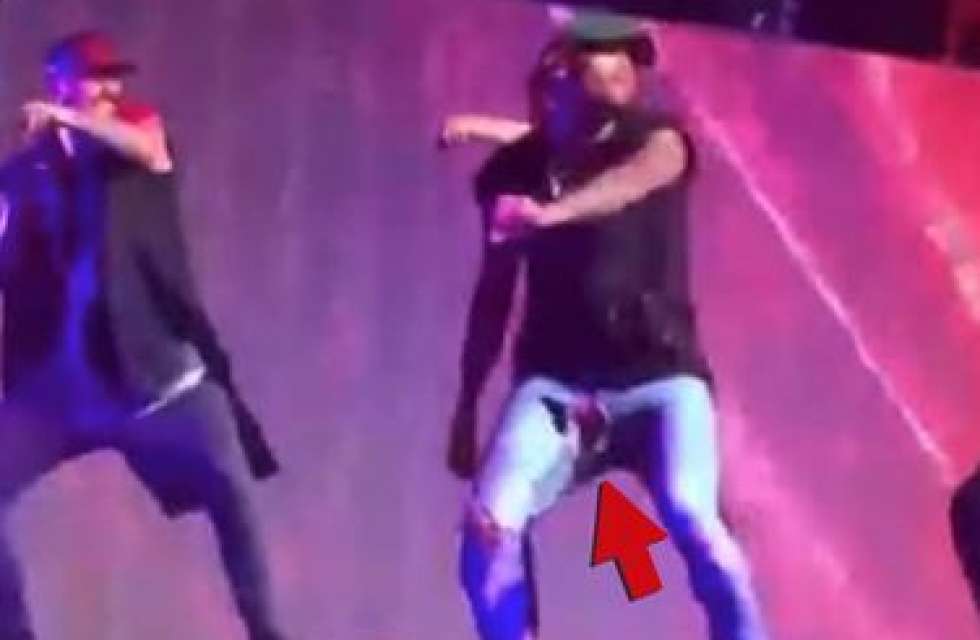 Chris Brown continues pants-rip trend in Bridgeport