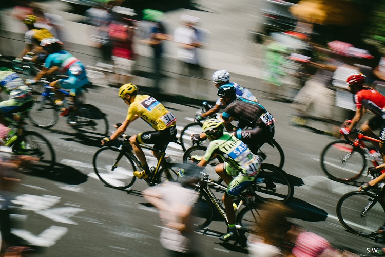 Chris Froome yellow jersey powers ahead during the 2015 Tour de France