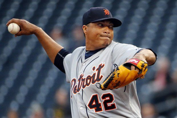 Simon throws 1-hitter as Tigers beat Rangers, 4-0