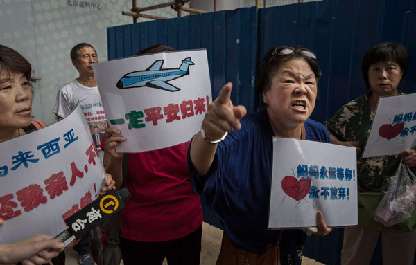 Relatives of Flight 370 passengers staged a demonstration Thursday outside Malaysia Airlines´ offices in Beijing