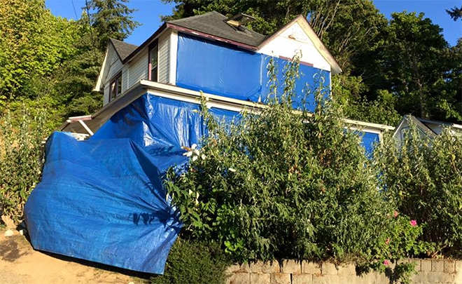 Owners cover 'Goonies&#39 house with blue tarp to deter sightseers