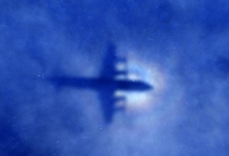 France to step up air, sea search for MH370 wreckage