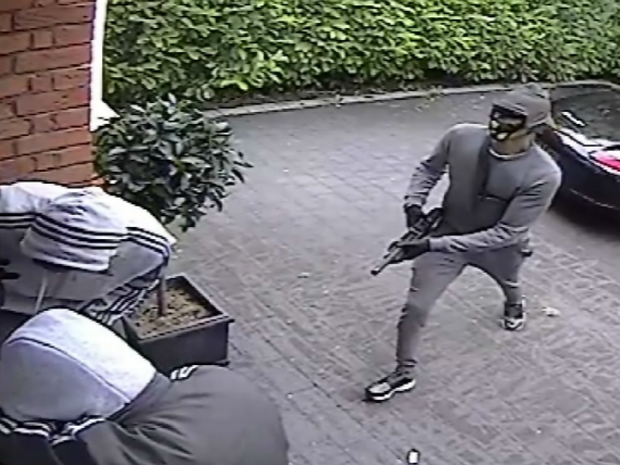 Metroplitan Police hunt gang caught on CCTV smashing their way into Romford