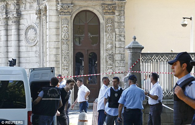 Turkish policemen secure the area after a shooting near the entrance to Dolmabahce palace in Istanbul