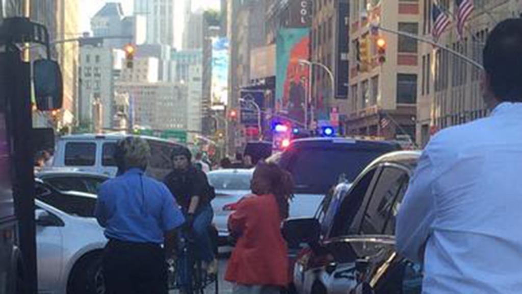 Officer and suspect shot outside federal building in downtown Manhattan