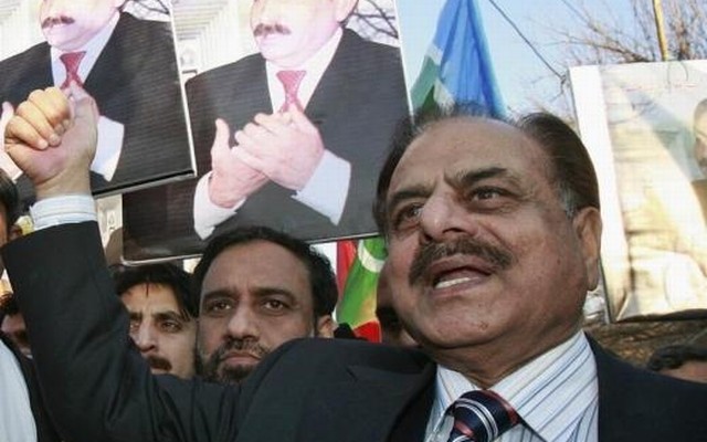 Hamid Gul a retired general who served as head of the military's Inter Service Intelligence, chants anti Musharraf slogans during a protest near the residence of deposed chief justice Iftikhar Chaudhary in Islamabad