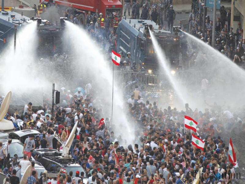 Beirut protest turns violent for second day as PM threatens to quit