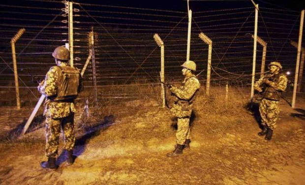 Indian soldires fire on Pakistan border in Kashmir