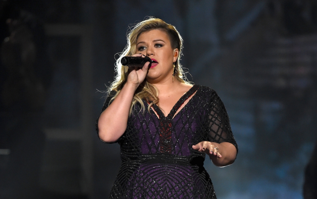 Kelly Clarkson performs at the 2015 BBMAs