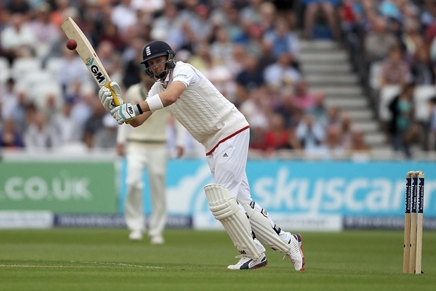 Roy Hodgson visits England cricket squad at the Oval