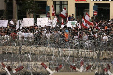 Beirut protest turns violent for second day as PM threatens to quit