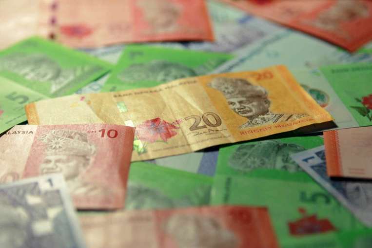 Malaysian Currency Slides Further on Political Woes, Slowing Growth