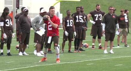 Manziel’s elbow still issue not throwing at Browns practice