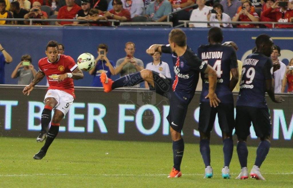 Memphis takes a free kick