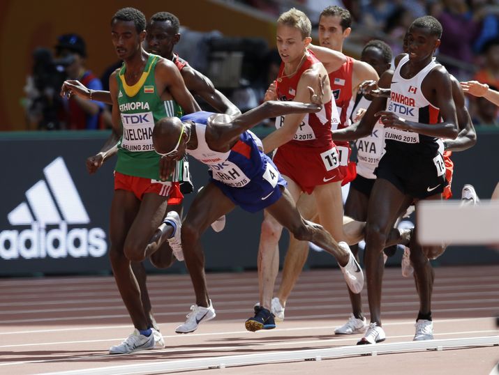 Mo Farah stumbles into 5000m final