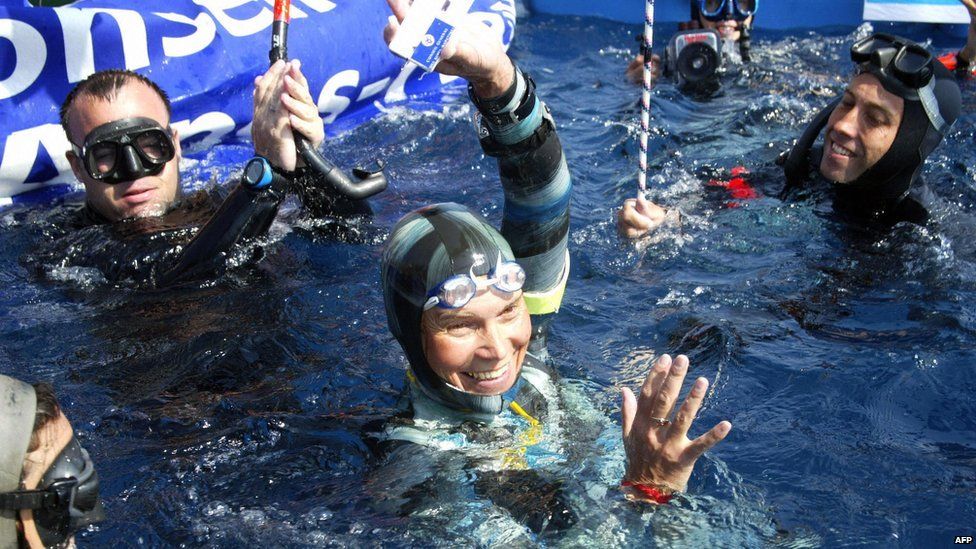 Russian Natalia Molchanova shows the minus 86m tag that gives her a win in the first women's freediving world championship on 3 September 2005 in Villefranche-sur Mer in France