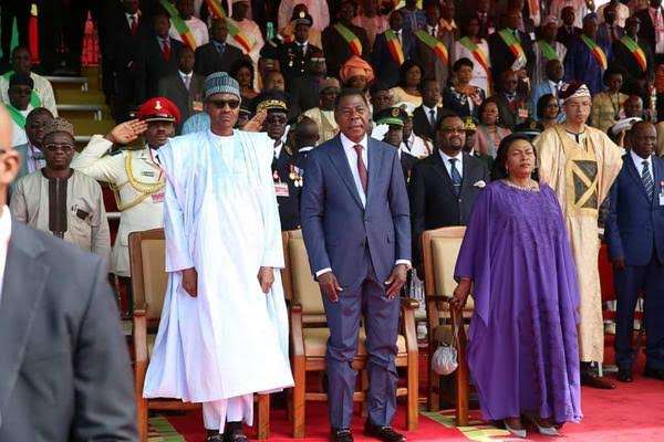 Presidents Buhari and Yayi stand for the Benin Republic national anthem