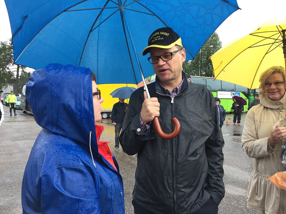 Juha Sipilä puhuu naisen kanssa