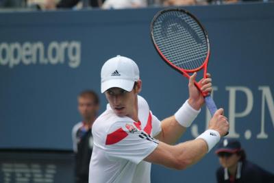 Second-seed Andy Murray notched a straight-set win over Gilles Muller on Thursday