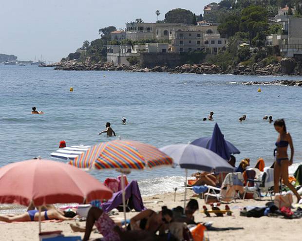 Saudi king brings early end to controversial French Riviera beach stay