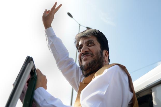 Separatist leader Shabir Shah makes the victory sign as he prepares to leave for New Delhi for talks with Pakistan’s NSA Sartaj Aziz in Srinagar on 22