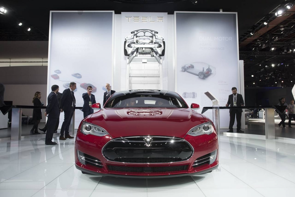 Tesla to raise funds by selling stock