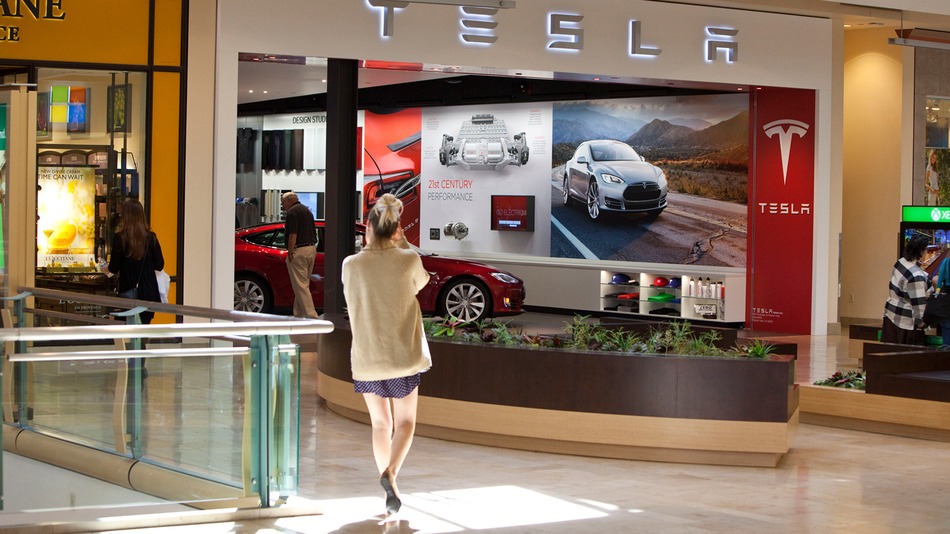 Tesla model S in the Mission Viejo mall showroom Ruaridh Stewart ZUMA Press Corbis