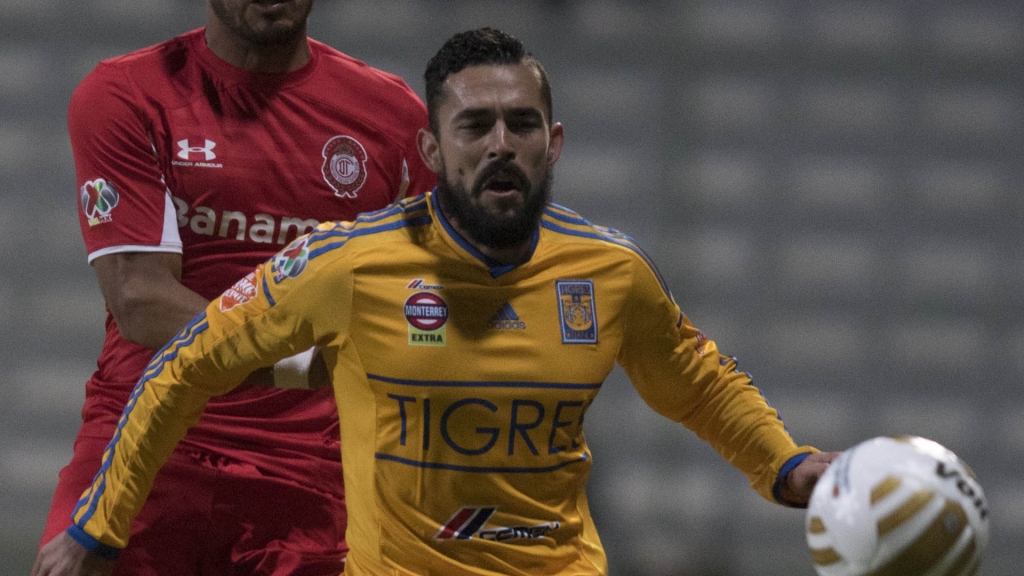 Toronto FC signs former USA striker Herculez Gomez