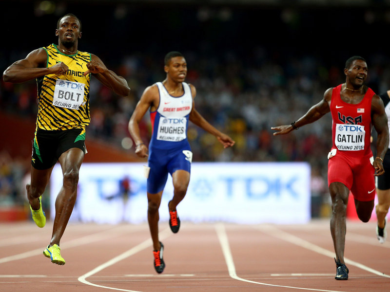 Usain Bolt powers to victory in the 200m final